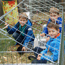 Die Kinder setzten sich gleich mit in den Kaninchen-K__fig.JPG