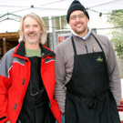 Helmut und Simon waren f__r Grillw__rstl und Hot Dobs zust__ndig.JPG