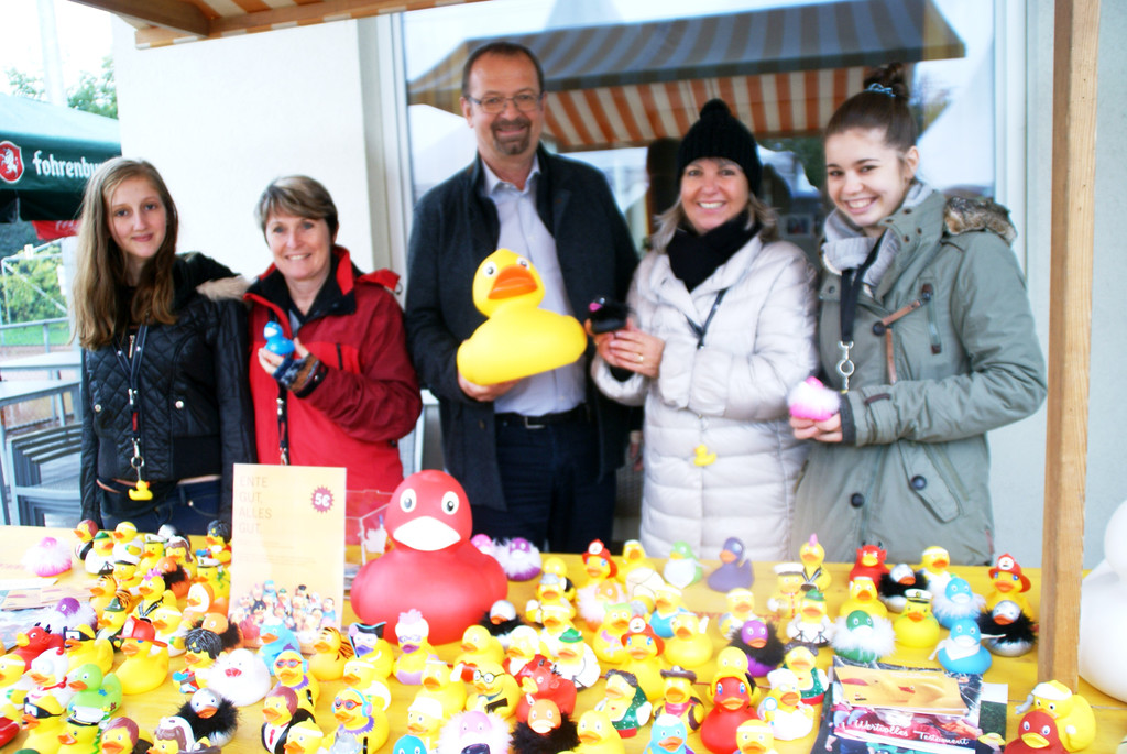 Rainer Siegele mit der Netz f__r Kinder Crew.JPG