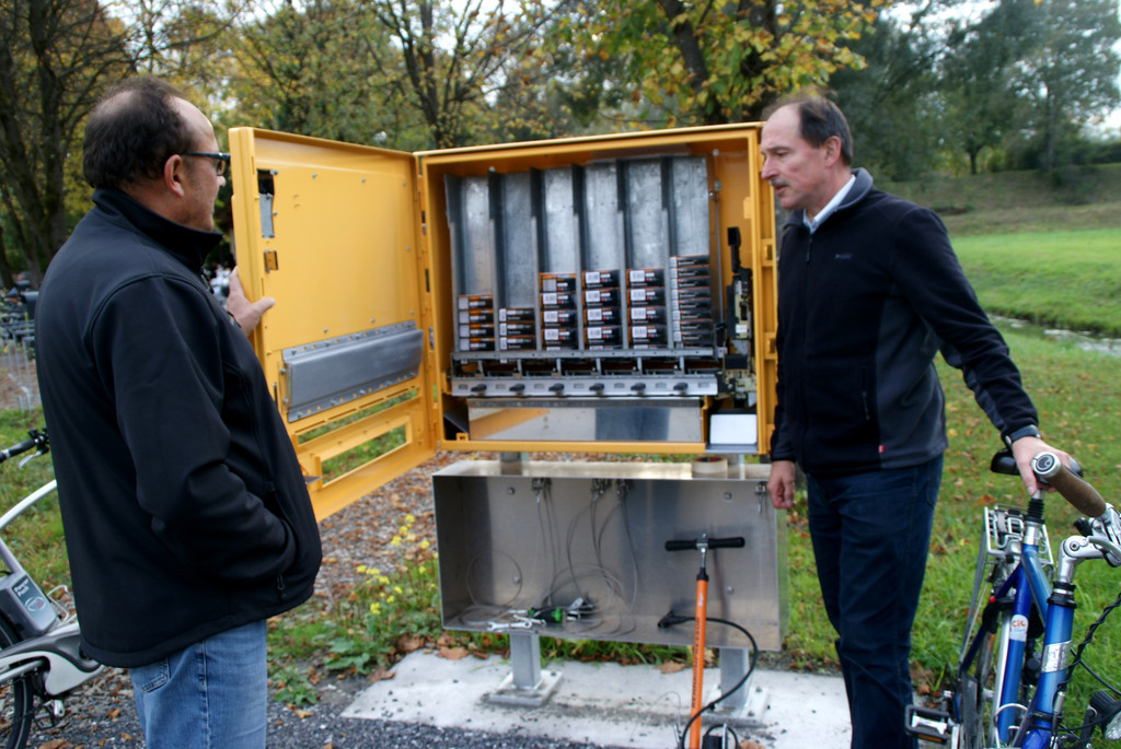 Am Rohr kommen viele Radler vorbei.JPG