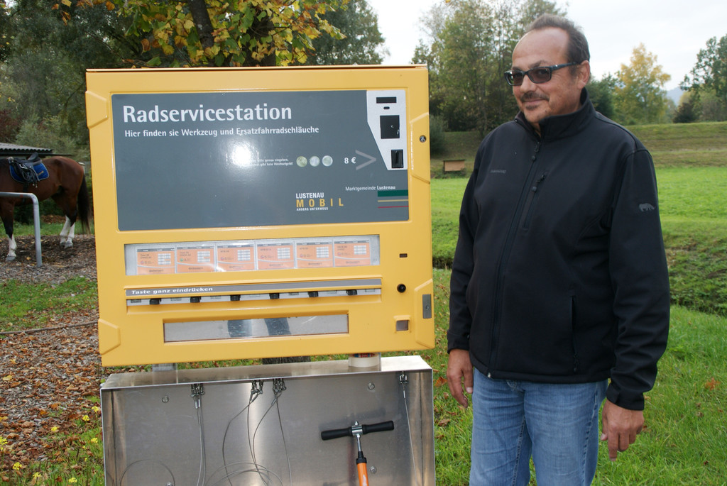Michael Schulz h__lt ein Auge auf die Servicestationen.JPG