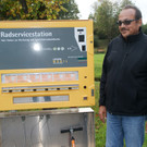 Michael Schulz h__lt ein Auge auf die Servicestationen.JPG