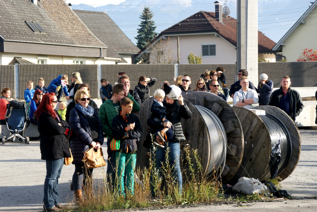 Zahlreiche Schaulustige am Bahnhof.JPG