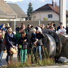 Zahlreiche Schaulustige am Bahnhof.JPG