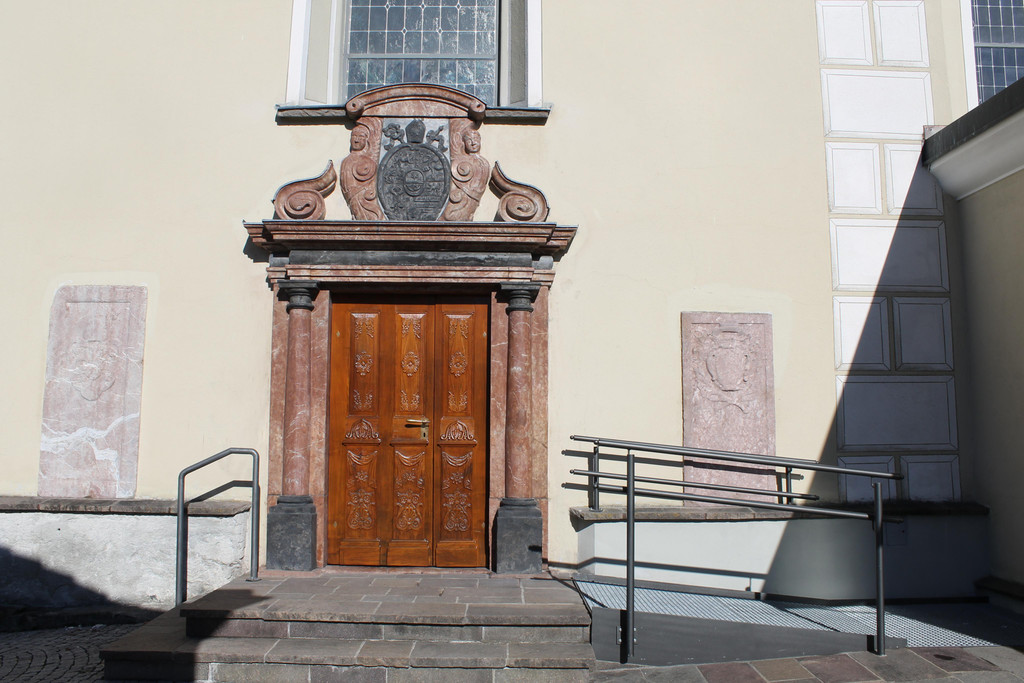 Seitenportal Pfarrkirche Th__ringen 008.JPG