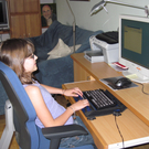 Anna-Solphie am Computer_jpg-1275770702