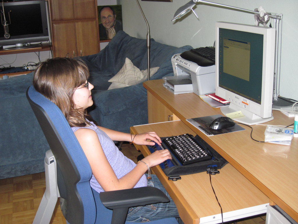 Anna-Solphie am Computer_jpg-1275770702