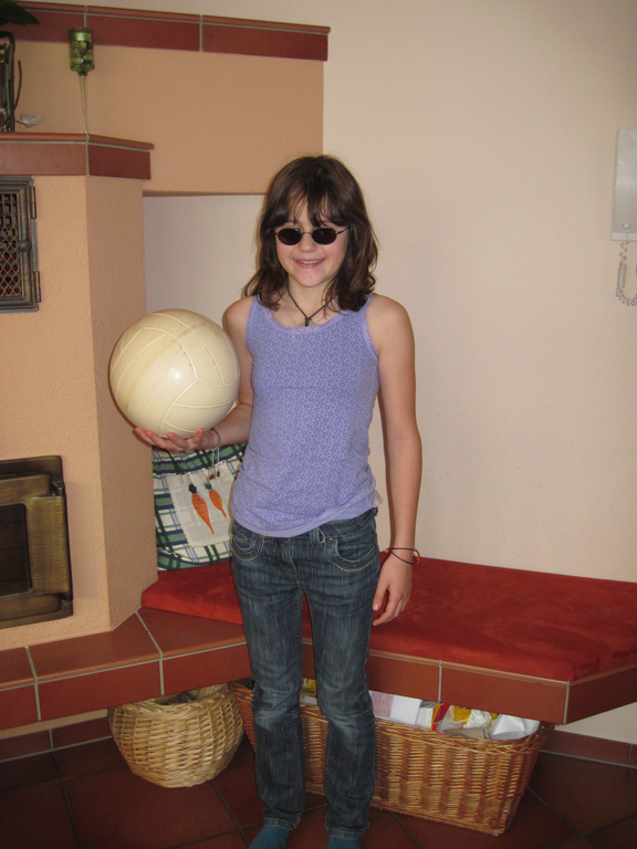 Anna-Sophie mit Torball_jpg-1275770785