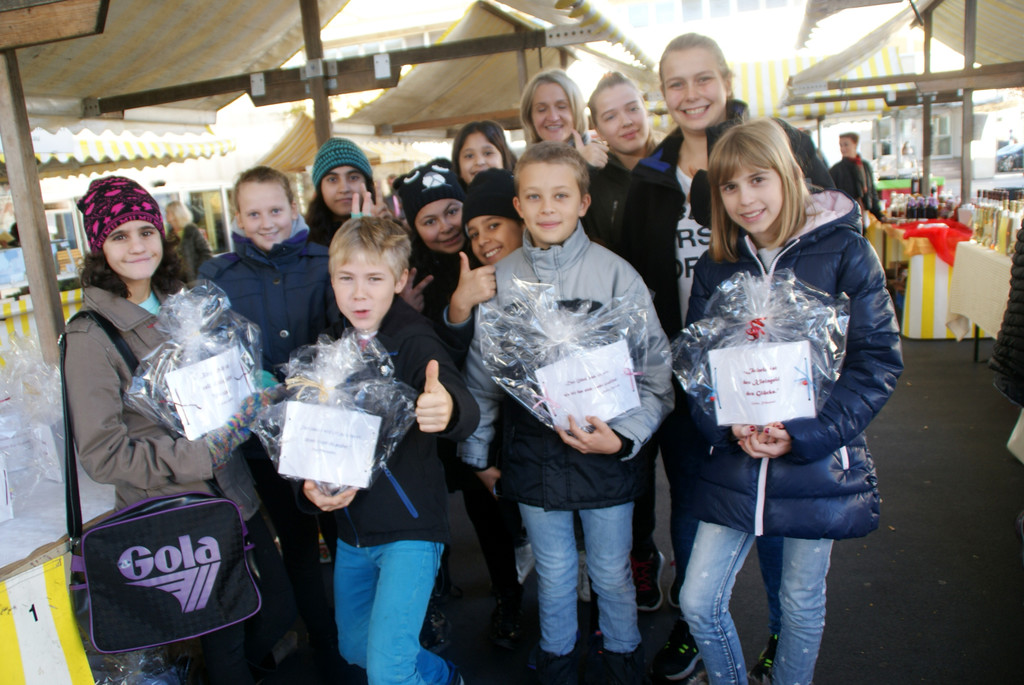 Hildegard Waibel-Salzmann mit den Sch__lerInnen der 1_ und 4_ Klasse MS Kirchdorf.JPG