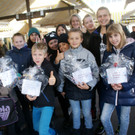 Hildegard Waibel-Salzmann mit den Sch__lerInnen der 1_ und 4_ Klasse MS Kirchdorf.JPG