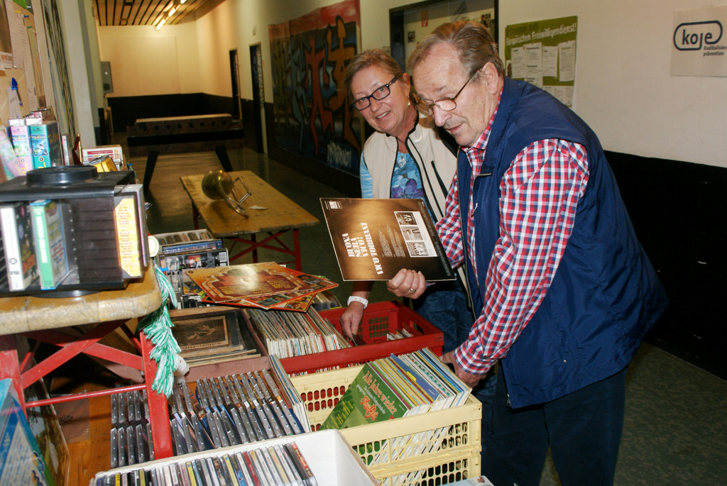 Monika und Franz - nach Herzenslust in Plattenkisten st__bern.JPG