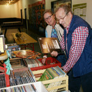 Monika und Franz - nach Herzenslust in Plattenkisten st__bern.JPG