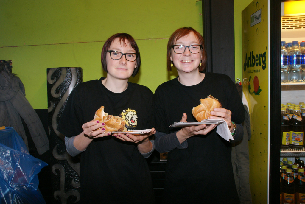 Nina und Christine sorgten nicht nur f__r das Wohl der G__ste.JPG