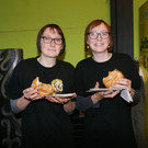 Nina und Christine sorgten nicht nur f__r das Wohl der G__ste.JPG