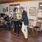 Bgm_ J__rgen Kuster aus Schruns gratuliert der Theaterleiterin.JPG