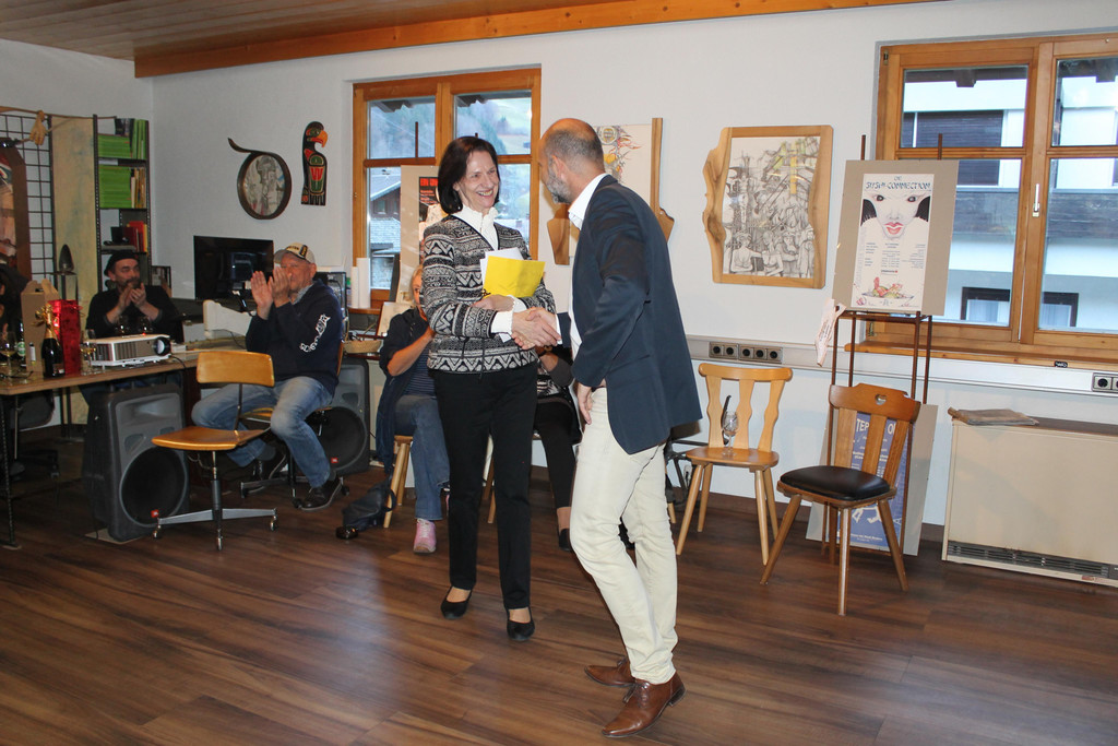 Bgm_ J__rgen Kuster aus Schruns gratuliert der Theaterleiterin.JPG