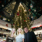 Weihnachtsfan Pamela Anderson illuminierte in der Lugner City Christbaum 