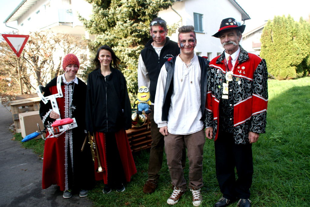 Hans-Werner Petzold mit den Emser Palastt__tschern.JPG