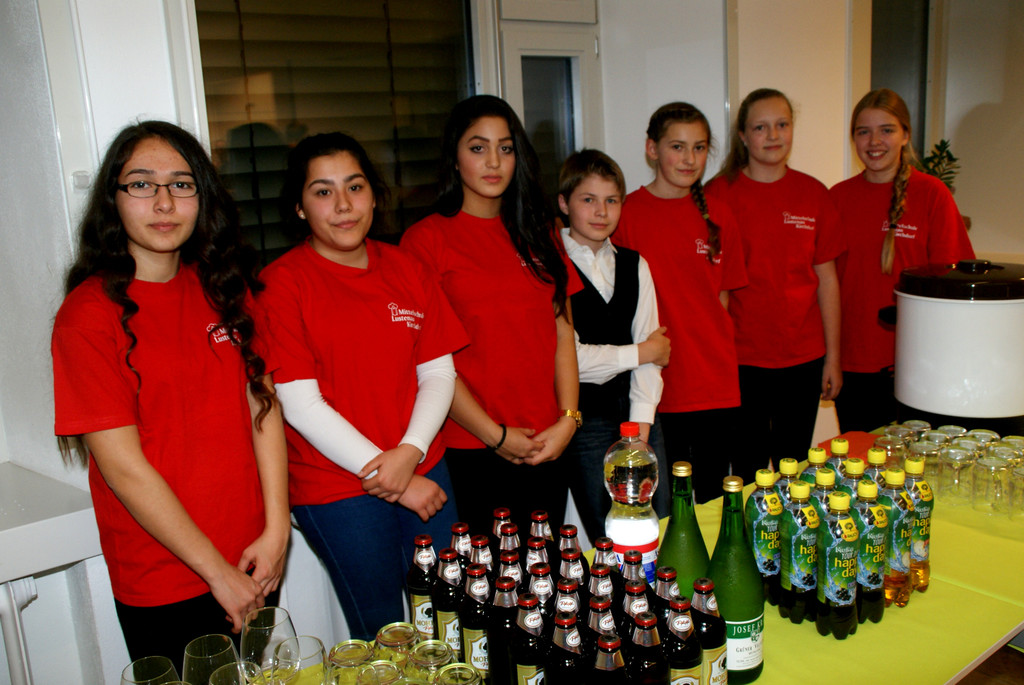 Die Sch__ler sorgten f__r das leibliche Wohl.JPG