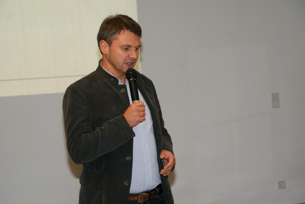 Kurt Fischer gratulierte zum gelungenen Abschluss der Bauarbeiten.JPG