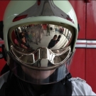 wer steckt wohl unter dem neuen High-Tech Helm ?