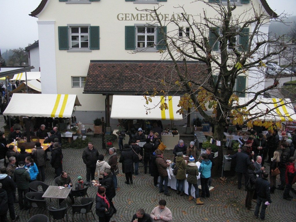 Dorfmarkt Gemeindeamt.JPG