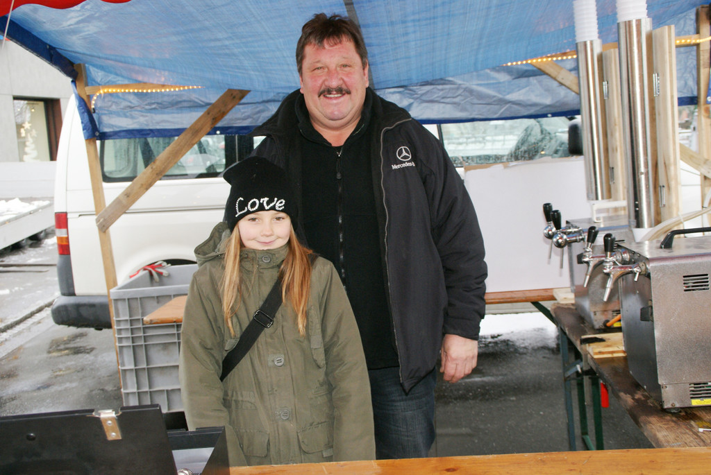 Gerold Amann und Angelina verkauften Gl__hmost.JPG