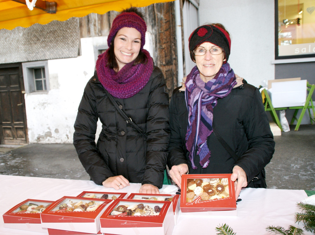 Susanne S____ und Anita Minatti verkauften Kekse f__r Koblach hilft.JPG