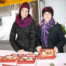 Susanne S____ und Anita Minatti verkauften Kekse f__r Koblach hilft.JPG