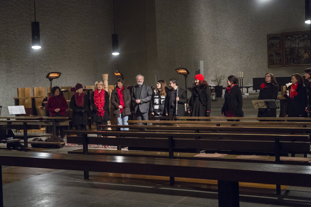 S__ngerinnen_Musiker_mit Pater Georg Sporschill.jpg