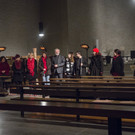 S__ngerinnen_Musiker_mit Pater Georg Sporschill.jpg