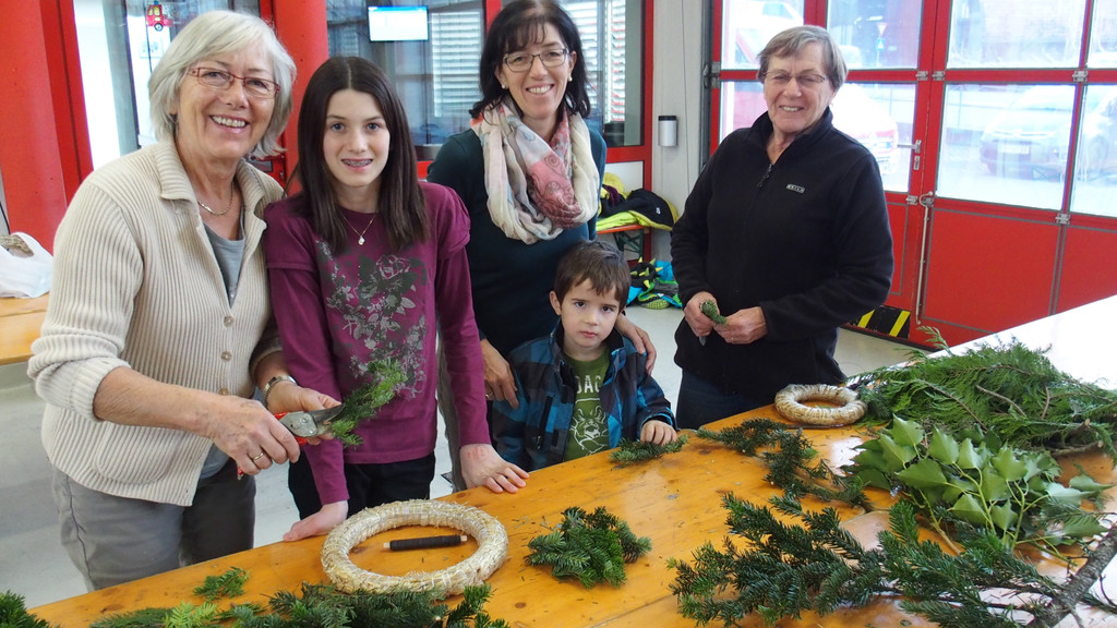 Adventkranzbinden2_2015.JPG