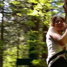 Kinder des Flüchtlingshauses Galina erklettern den Kletterpark Brand