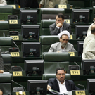 Ahmadinejad vor leeren Sitzen angelobt