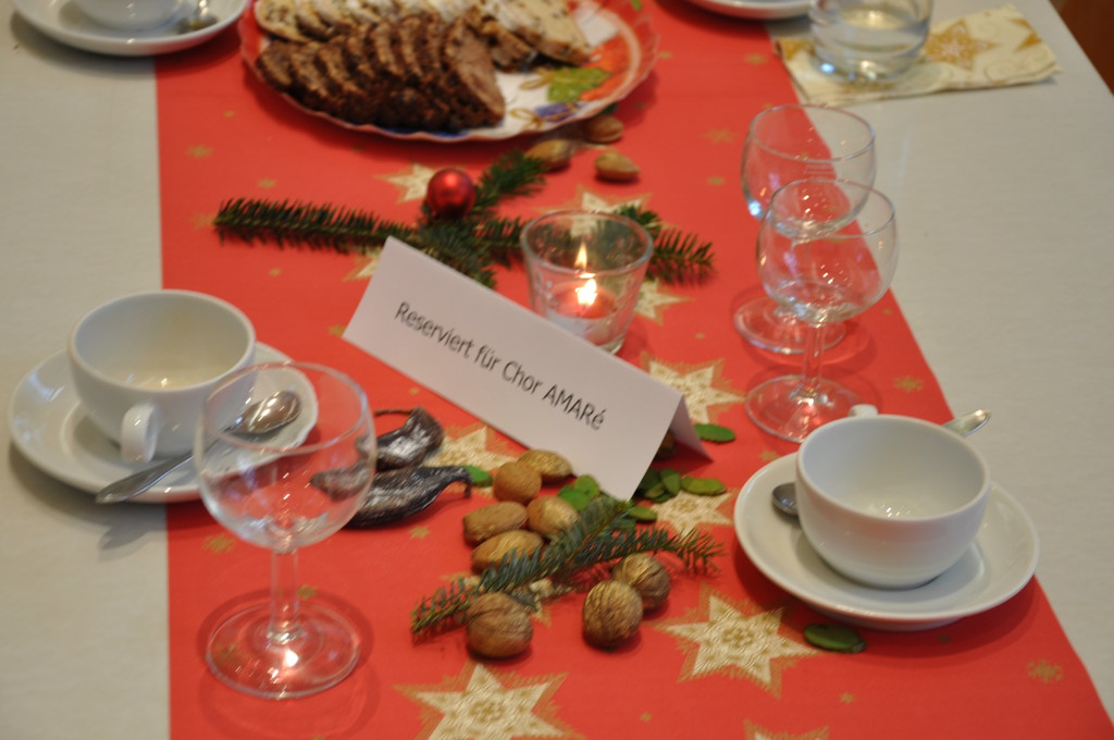 weihnachtlich gedeckte Tische.jpg