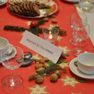 weihnachtlich gedeckte Tische.jpg