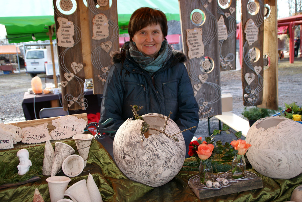 Bernadette Bereuter aus Sulzberg mit Kunstwerken aus Ton.JPG