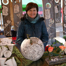Bernadette Bereuter aus Sulzberg mit Kunstwerken aus Ton.JPG