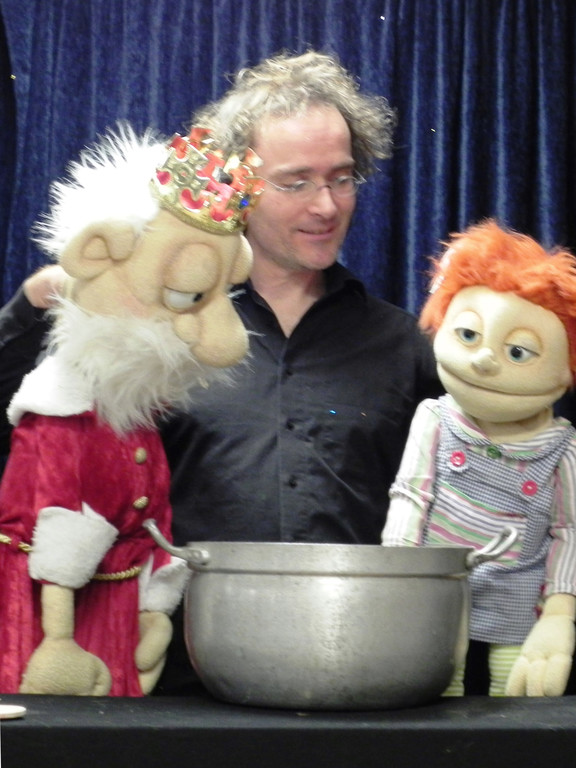 3x4 hoch Olaf M__ller mit Puppen.jpg
