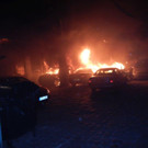 Brand von Hiniterhofwerkstatt in Wieden: Autos brannten