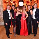 HOFBURG_SILVESTERBALL_2015_Direktorin_Alexandra_Kaszay_mit_K__nstlern_CR____.jpg