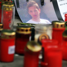 Kerzen, Rosen und Briefe für "Flo" vor Kremser Merkur-Markt 