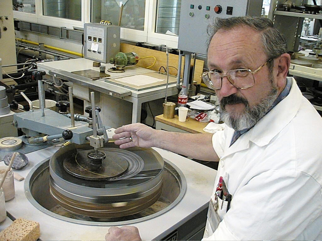 Alois Ortner mit 40cmParaboloid.jpg