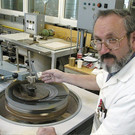 Alois Ortner mit 40cmParaboloid.jpg