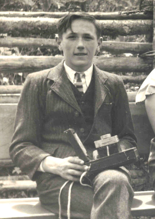 Alois mit seiner Kamera in M_ Luggau 1956.jpg