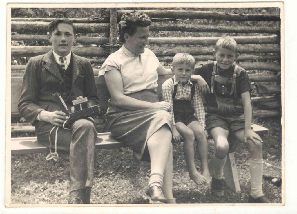 Alois mit seiner Kamera und Urlauber in M_ Luggau 1956.jpg