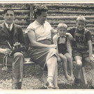 Alois mit seiner Kamera und Urlauber in M_ Luggau 1956.jpg