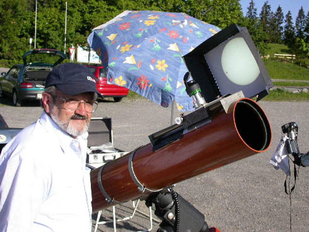 Sonnenprojektion mit dem Teleskop.jpg