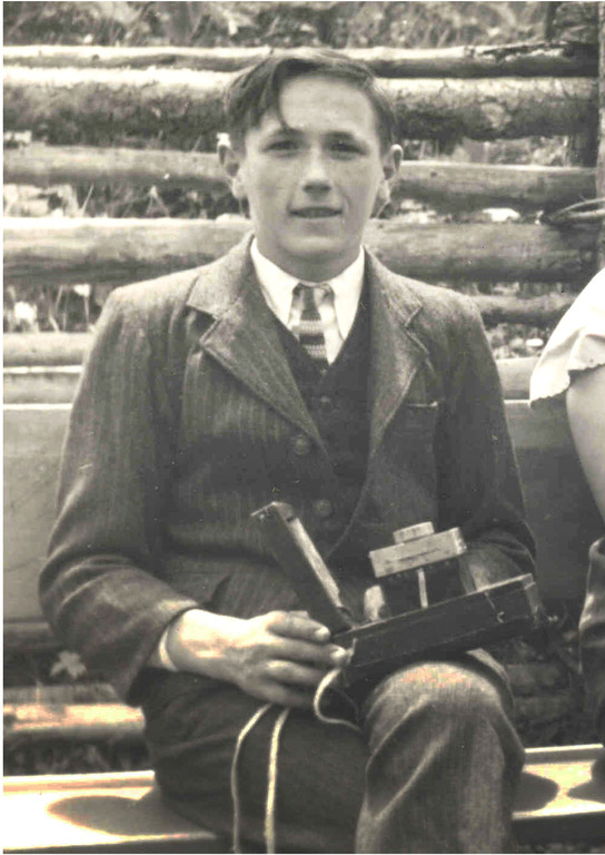 Alois mit seiner Kamera in M_ Luggau 1956 _1_.jpg