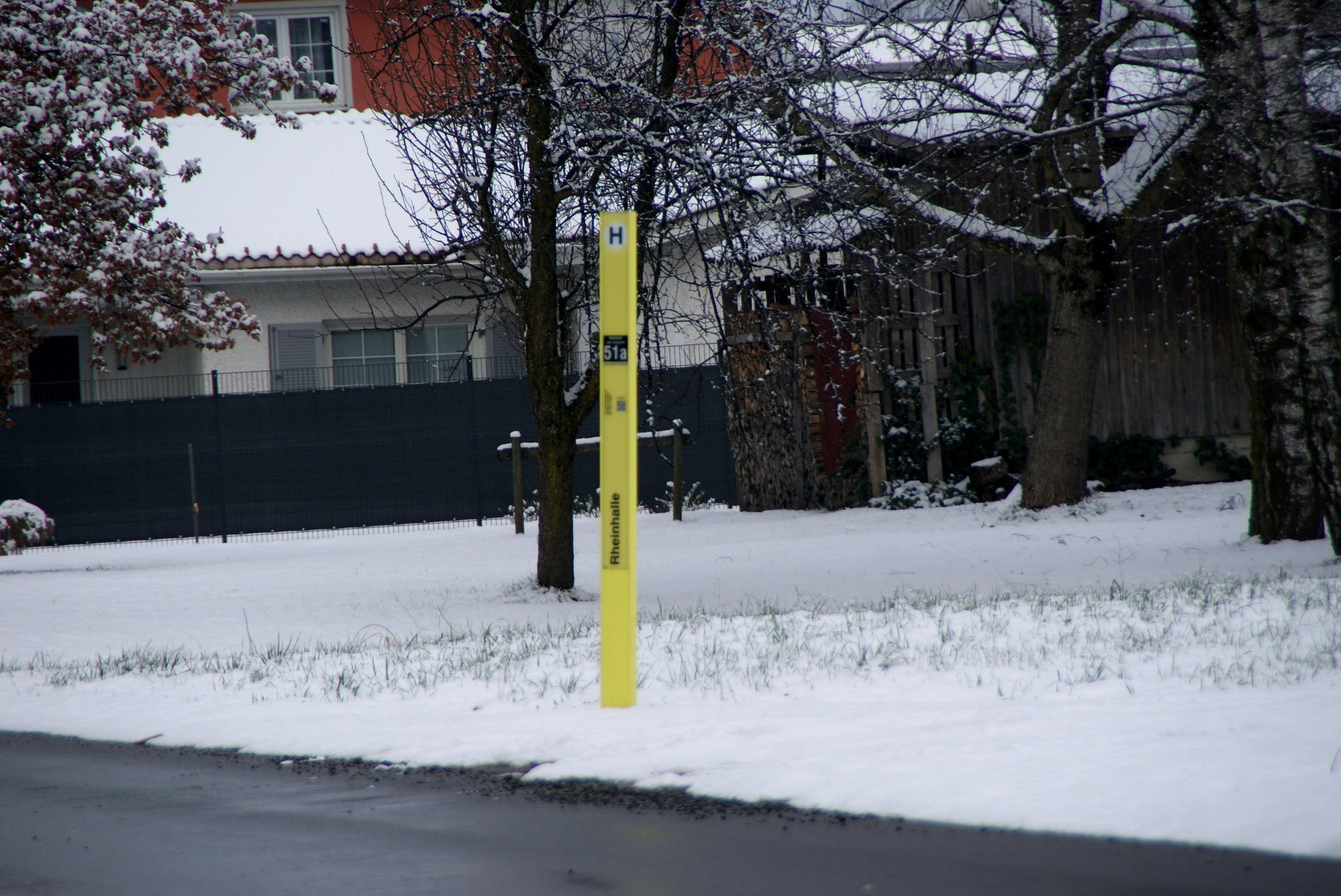 Eine Warntafel an der Bushaltestelle tut Not.JPG
